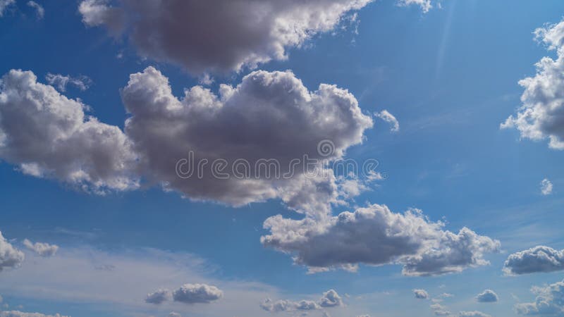 Weiße Wolken schwimmen in den Himmel über dem Asow-Meer lizenzfreies stockbild Weiße Wolken schwimmen in den Himmel über dem Asow-Meer lizenzfreies stockbild