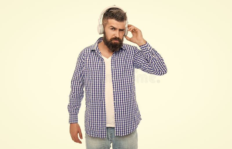 Weißer Bartmann. Guy höre Audio. Jahrtausendmensch hört Musik in Kopfhörern. Musikkonzept. Generation z lizenzfreie stockbilder
