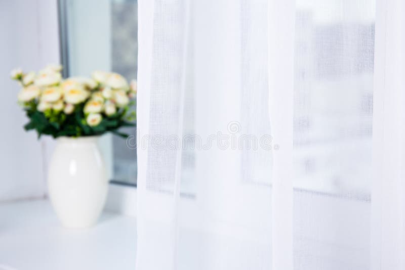 Weißer Baumwollvorhang und -blumen auf dem Fenster lizenzfreie stockfotografie Weißer Baumwollvorhang und -blumen auf dem Fenster lizenzfreie stockfotografie