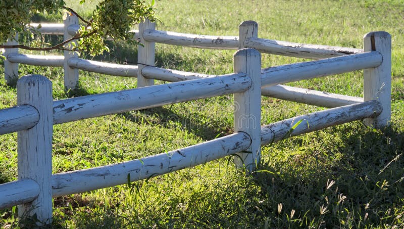 Weißer Gartenzaun lizenzfreie stockfotografie Weißer Gartenzaun lizenzfreie stockfotografie