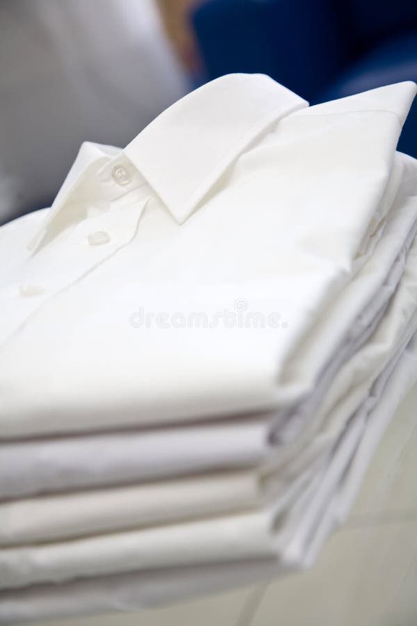 Weiße Stühle mit Tabellen stockbild. Bild von stühle, weiße - 3758965