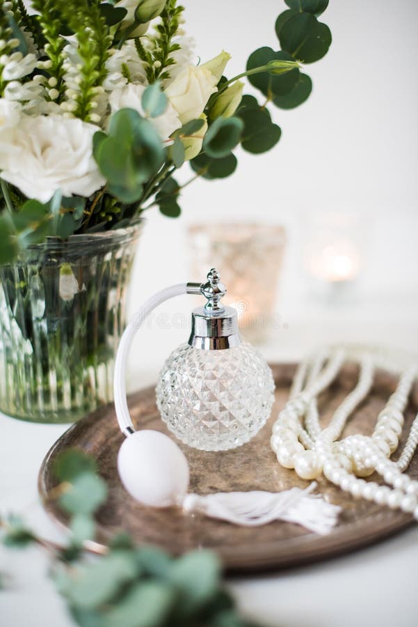 Weißer Hochzeitsdekor, Parfüm, Perlenperlen und Blumenstrauß von Blumen
