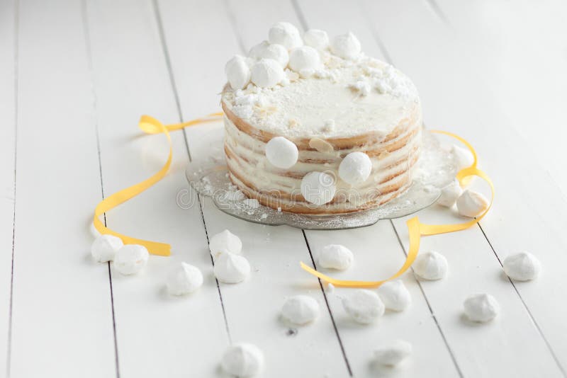 Weißer Kuchen mit marshmellow auf Platte stockbild Weißer Kuchen mit marshmellow auf Platte stockbild