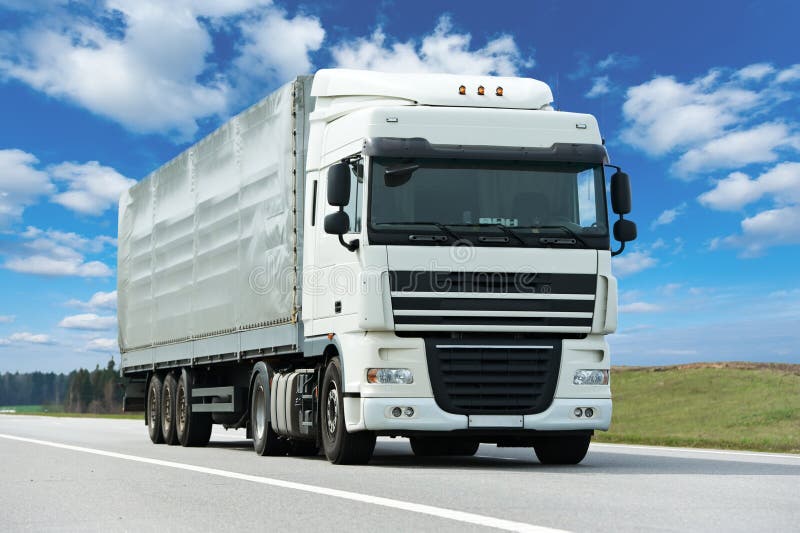 Weißer Lastwagen mit grauem Schlussteil über blauem Himmel lizenzfreie stockfotografie Weißer Lastwagen mit grauem Schlussteil über blauem Himmel lizenzfreie stockfotografie