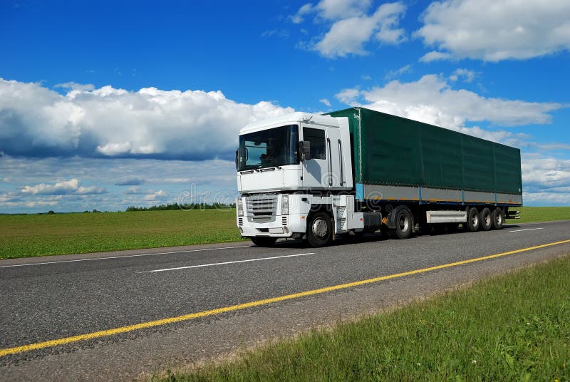 Weißer Lastwagen mit grünem Schlussteil lizenzfreie stockbilder Weißer Lastwagen mit grünem Schlussteil lizenzfreie stockbilder