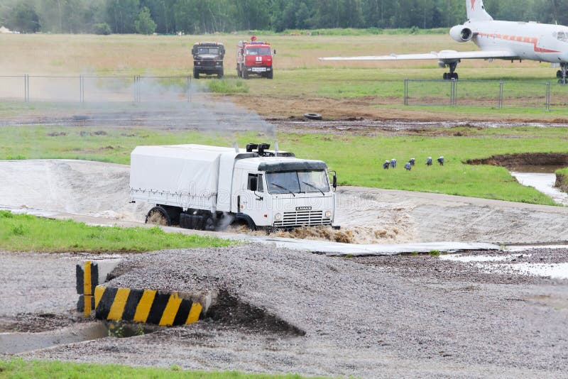 Weißer LKW des Militärs KAMAZ überwinden Wasserhindernisgrube lizenzfreies stockbild Weißer LKW des Militärs KAMAZ überwinden Wasserhindernisgrube lizenzfreies stockbild