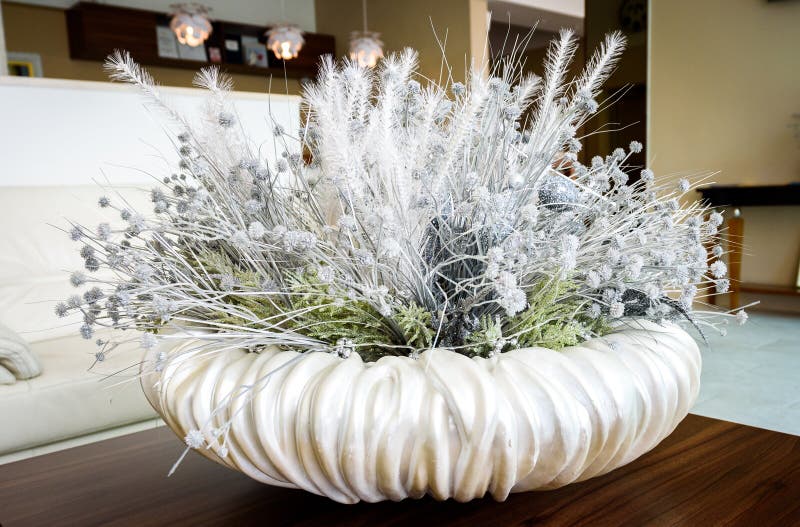 Weißer mit BlumenTischschmuck im Hotellobbyempfangszimmer stockfotos Weißer mit BlumenTischschmuck im Hotellobbyempfangszimmer stockfotos