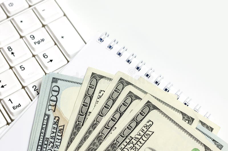Weißer Notizblock und Geld auf weißem Hintergrund lizenzfreie stockfotos Weißer Notizblock und Geld auf weißem Hintergrund lizenzfreie stockfotos