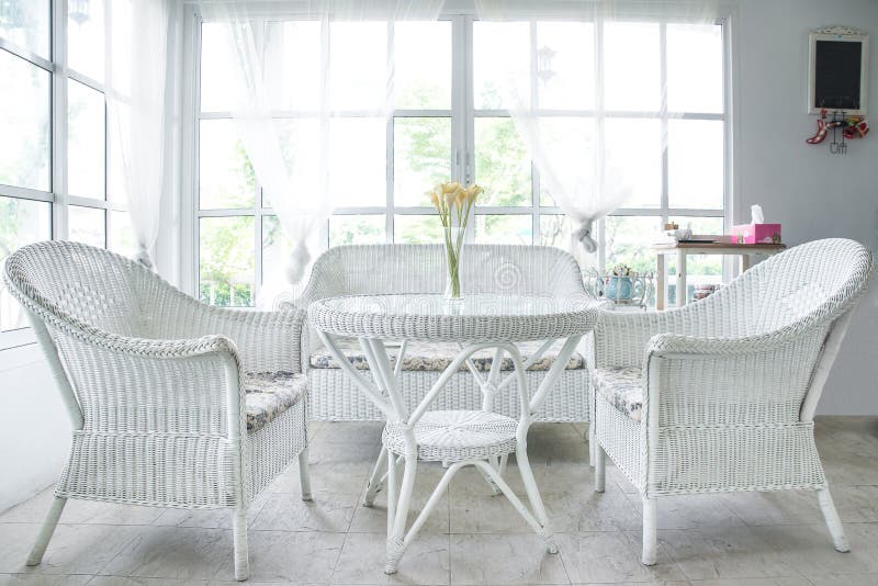 Weißer Stuhl und Tabelle und Fensterbrett im Hintergrund