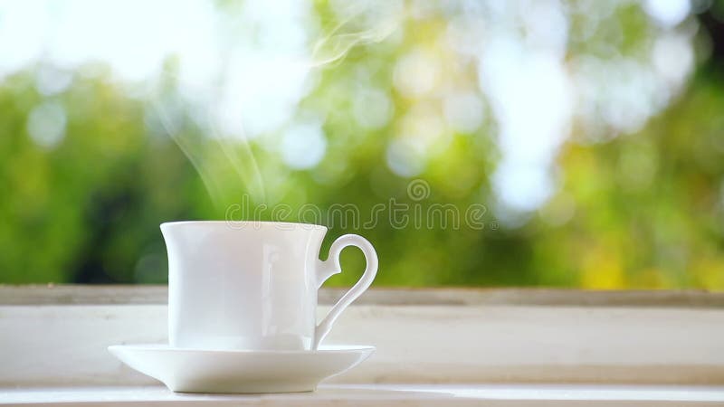 Weißer Tasse Kaffee auf dem Fensterbrett