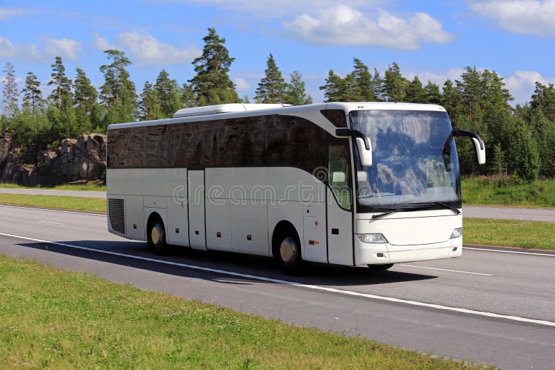 Weißer Trainer Bus Travel entlang Autobahn am Sommer