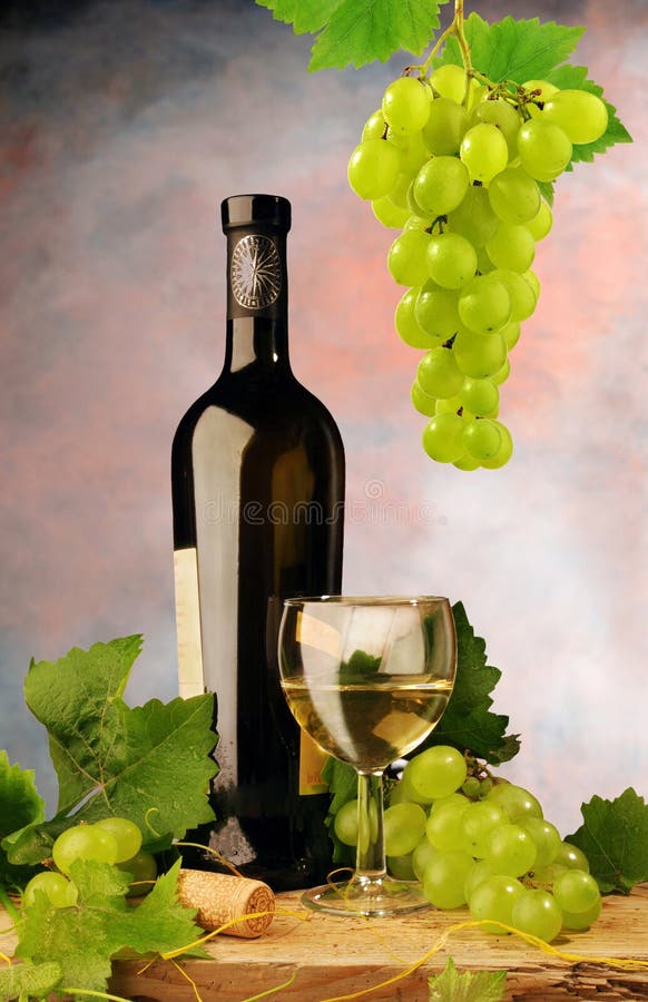 Weißer Wein und frische Trauben Weißer Wein und frische Trauben