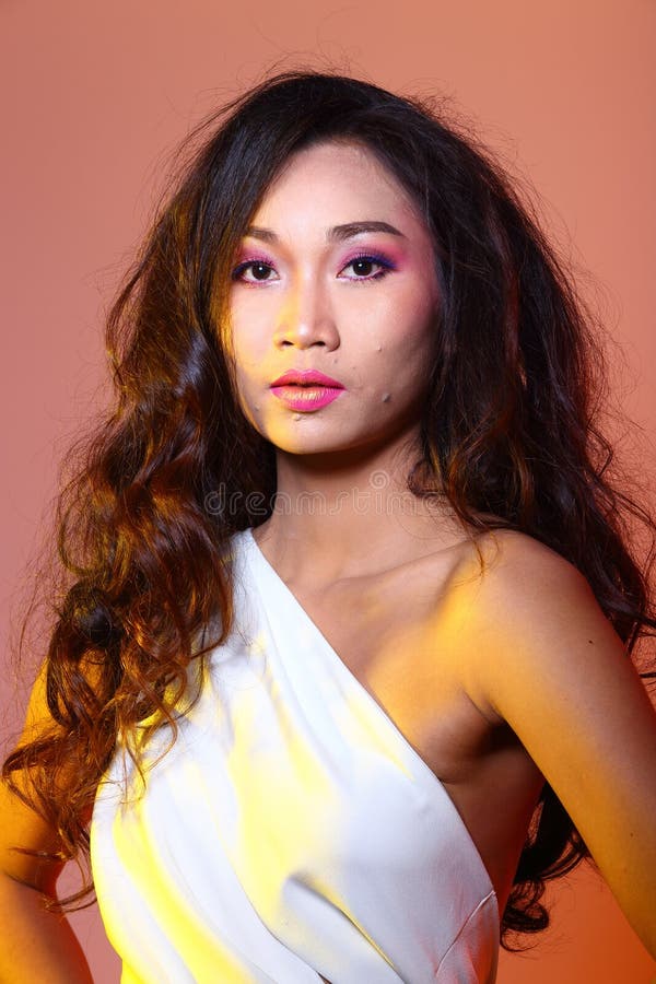 Weißes Abend-Kleiderball-Kleid in der asiatischen Schönheit mit Gussnaht lizenzfreies stockfoto Weißes Abend-Kleiderball-Kleid in der asiatischen Schönheit mit Gussnaht lizenzfreies stockfoto