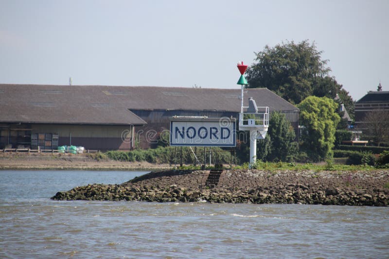 Weißes blaues Namenzeichen von Fluss nannte Noord bei Ridderkerk in den Niederlanden stockfotografie Weißes blaues Namenzeichen von Fluss nannte Noord bei Ridderkerk in den Niederlanden stockfotografie