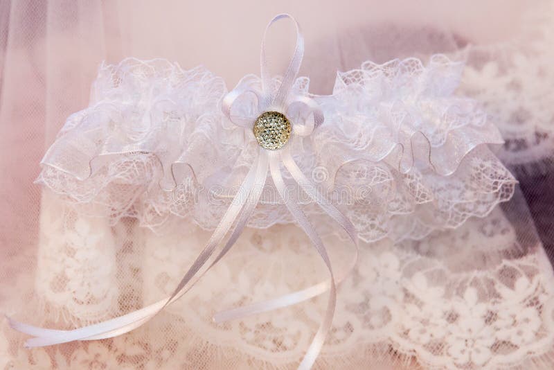 Weißes Brautstrumpfband der schönen Hochzeit Glückliche Paare in der Weinlesekleidung lizenzfreie stockbilder Weißes Brautstrumpfband der schönen Hochzeit Glückliche Paare in der Weinlesekleidung lizenzfreie stockbilder