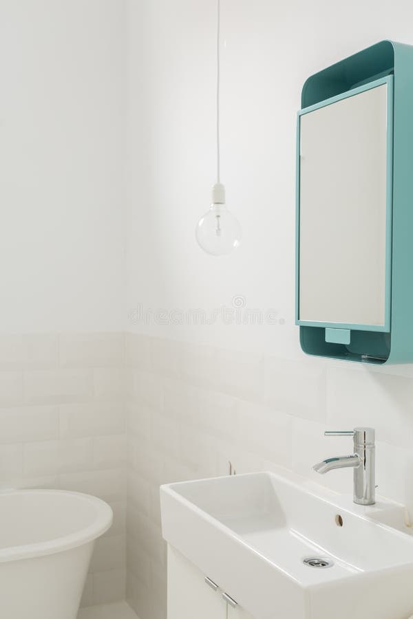 Weißes kleines Badezimmer stockfotos