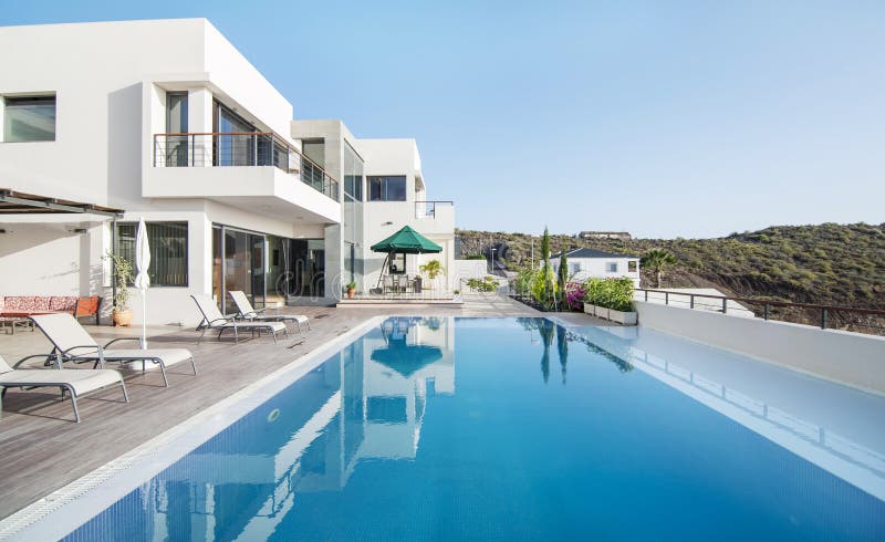 Weißes Luxuslandhaus mit Swimmingpool