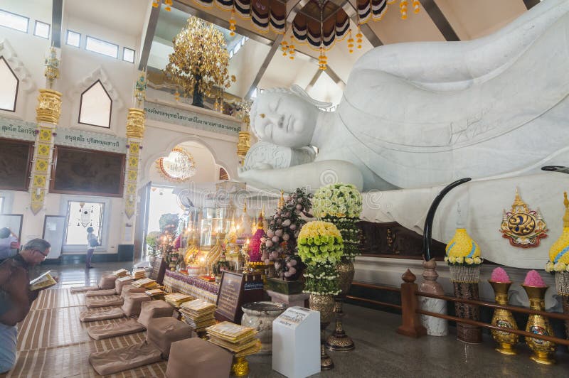 Weißes Marmornirwana Buddha in Thailand lizenzfreie stockfotos Weißes Marmornirwana Buddha in Thailand lizenzfreie stockfotos