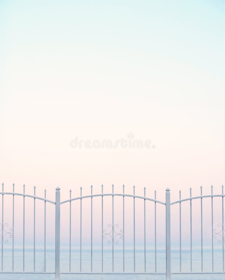 Weißes Metallzaun und -meer stockbild Weißes Metallzaun und -meer stockbild
