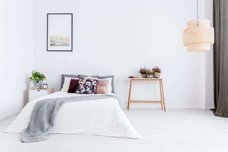 Weißes Schlafzimmer mit Blumenkissen stockfotografie Weißes Schlafzimmer mit Blumenkissen stockfotografie
