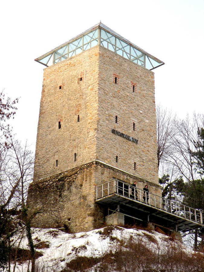 Weißes towerin die alte mittelalterliche Stadt von Brasov (Kronstadt) stockfotos Weißes towerin die alte mittelalterliche Stadt von Brasov (Kronstadt) stockfotos