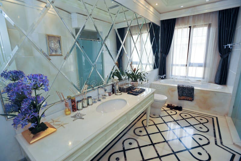 Weißes Und Blaues Badezimmer Stockfoto - Bild von grau, dekor: 20376400