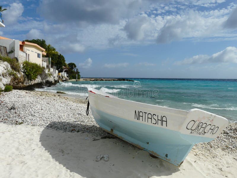 Weißes und blaues Fischerboot durch das Meer stockfotos Weißes und blaues Fischerboot durch das Meer stockfotos