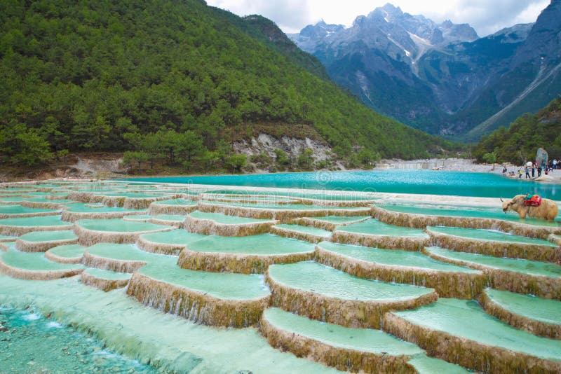 Weißes Wasser-Flusswasserfall bei Lijiang China stockbild