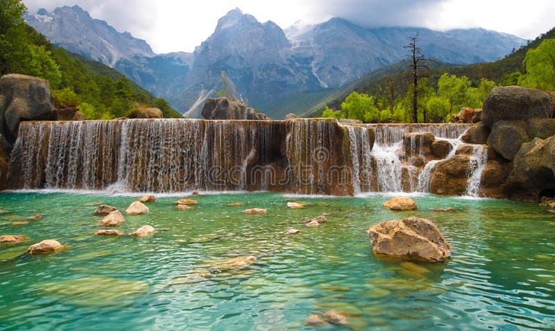 Weißes Wasser-Flusswasserfall bei Lijiang China lizenzfreies stockbild