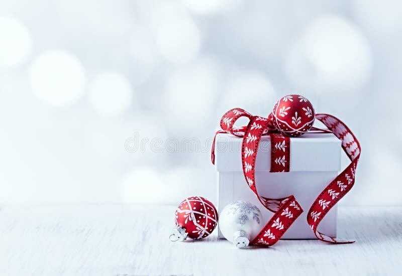 Weißes Weihnachtsgeschenk mit rotem Farbband
