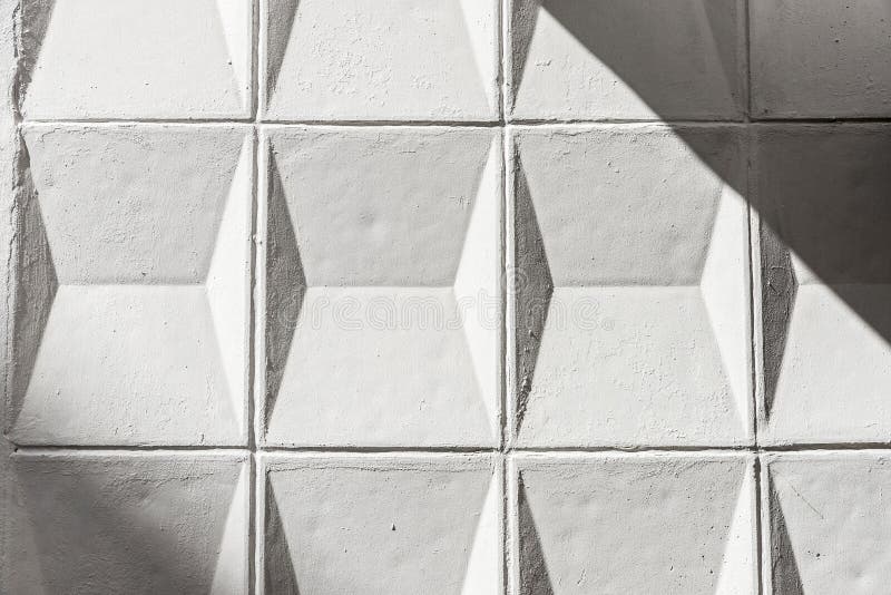 Weißzementwand mit geometrischen Formen als Hintergrund lizenzfreie stockbilder Weißzementwand mit geometrischen Formen als Hintergrund lizenzfreie stockbilder