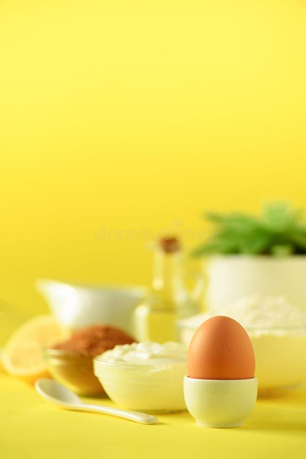 Weiße Kochgeräte auf gelbem Hintergrund Traditionelle italienische Küche Makro des Eies Kochen von Kuchen und Backen des Brotkonz stockbilder Weiße Kochgeräte auf gelbem Hintergrund Traditionelle italienische Küche Makro des Eies Kochen von Kuchen und Backen des Brotkonz stockbilder