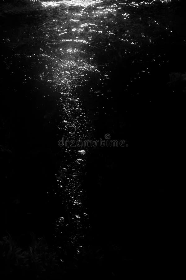 Weiße Unschärfeblasen unter dem Wasser stockfotografie