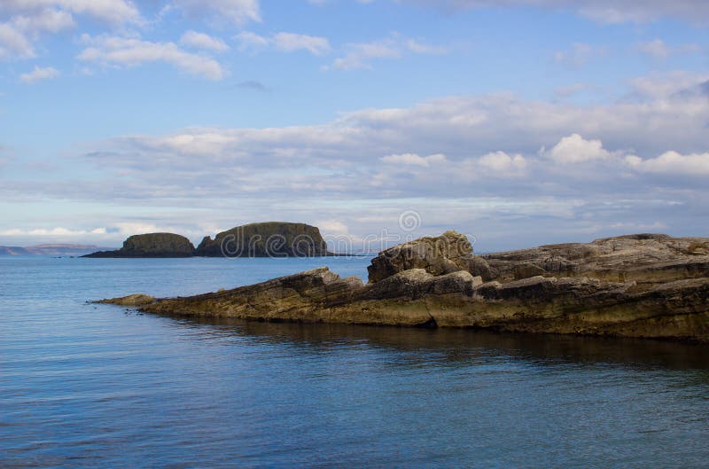 Wejście Ballintoy schronienie na Północnym Antrim wybrzeżu Północny - Ireland z swój kamieniem budował boathouse na dniu w wiośni obraz royalty free Wejście Ballintoy schronienie na Północnym Antrim wybrzeżu Północny - Ireland z swój kamieniem budował boathouse na dniu w wiośni obraz royalty free