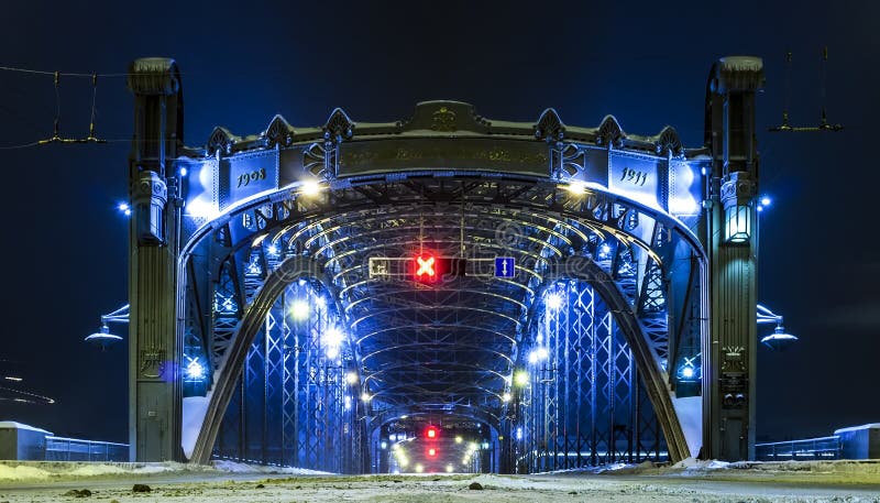 Wejście Bolsheokhtinsky most Zima Świątobliwy Petersburg, Rosja Wieczór z nocy iluminacją Czerwony znak ostrzegawczy żadny wejści fotografia royalty free Wejście Bolsheokhtinsky most Zima Świątobliwy Petersburg, Rosja Wieczór z nocy iluminacją Czerwony znak ostrzegawczy żadny wejści fotografia royalty free