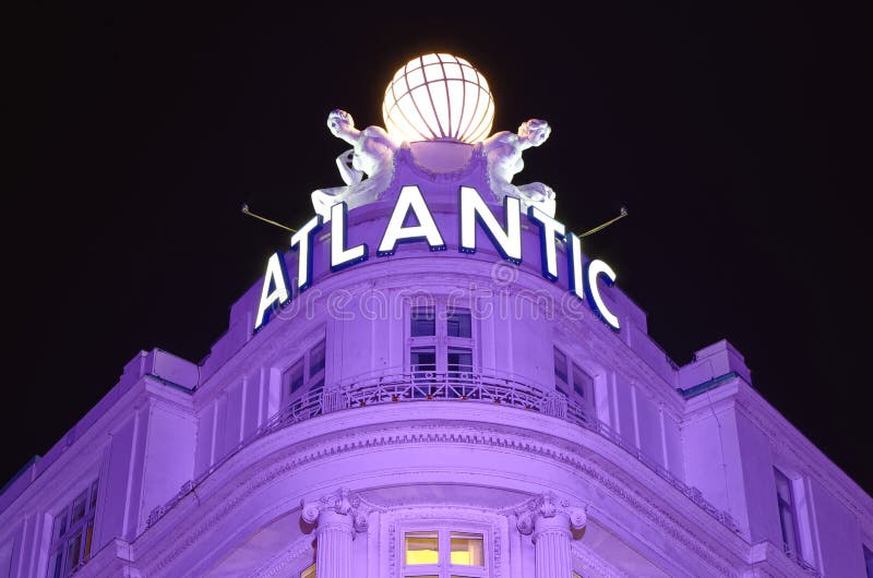 Wejście prestiżowy Hotelowy Atlantyk w Hamburskim Niemcy Europa w nocy z stronami jeden dzień po końcówki G20 szczyt ja obrazy stock Wejście prestiżowy Hotelowy Atlantyk w Hamburskim Niemcy Europa w nocy z stronami jeden dzień po końcówki G20 szczyt ja obrazy stock