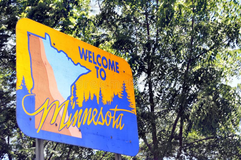 Basso angolo di vista di un segno di accoglienza per lo stato del Minnesota con una foglia di sfondo.