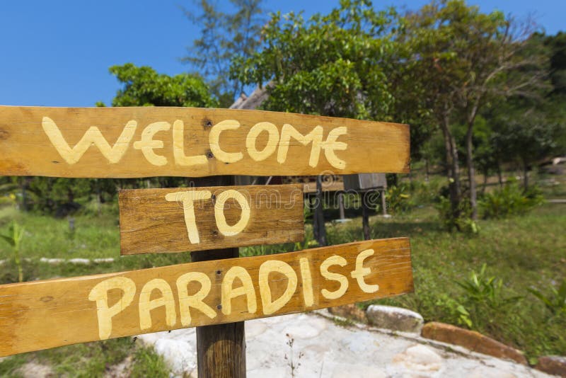 Welcome to Paradise табличка. Фото знак рай. Welcome to Paradise на пляже.