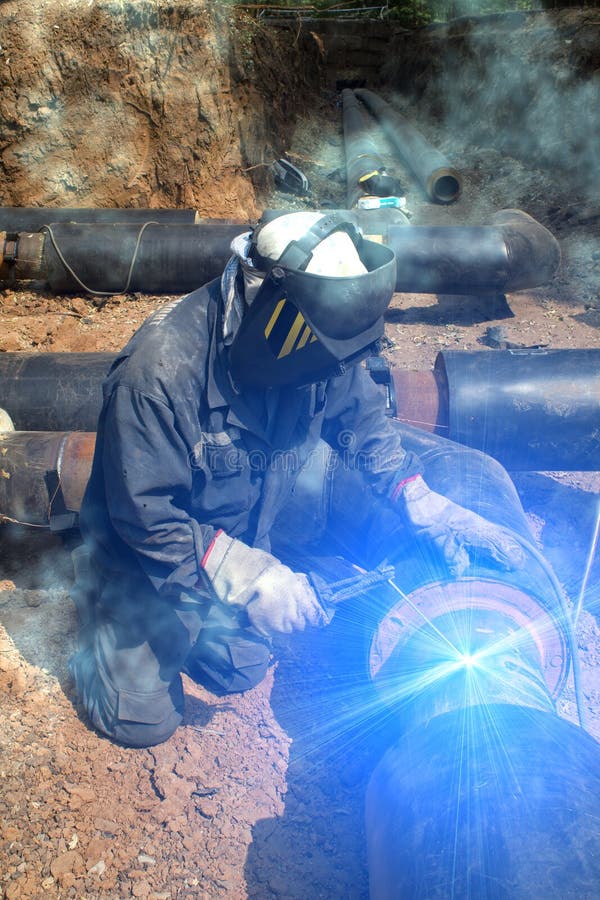 Welder working pipeline