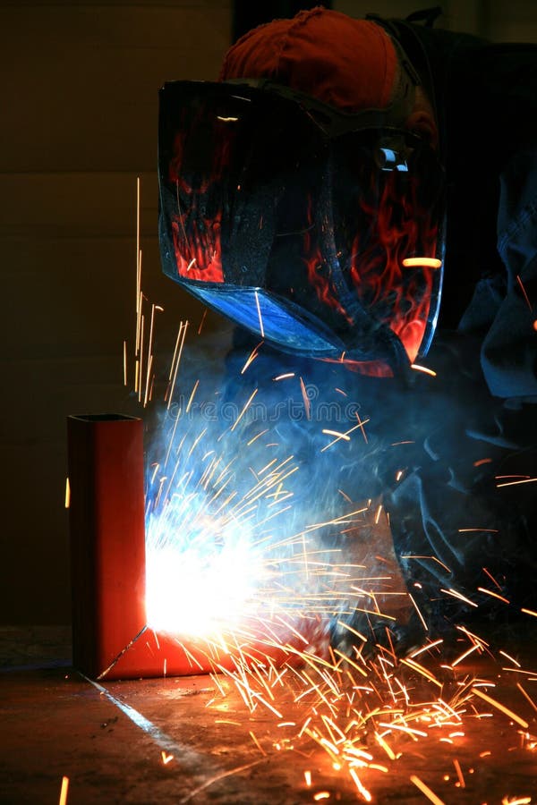 Operaio saldatura di acciaio in un laboratorio.