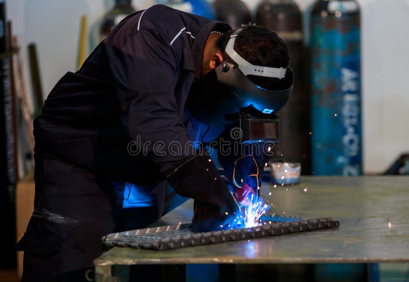 Industriale lavoratore sul saldatura acciaio.