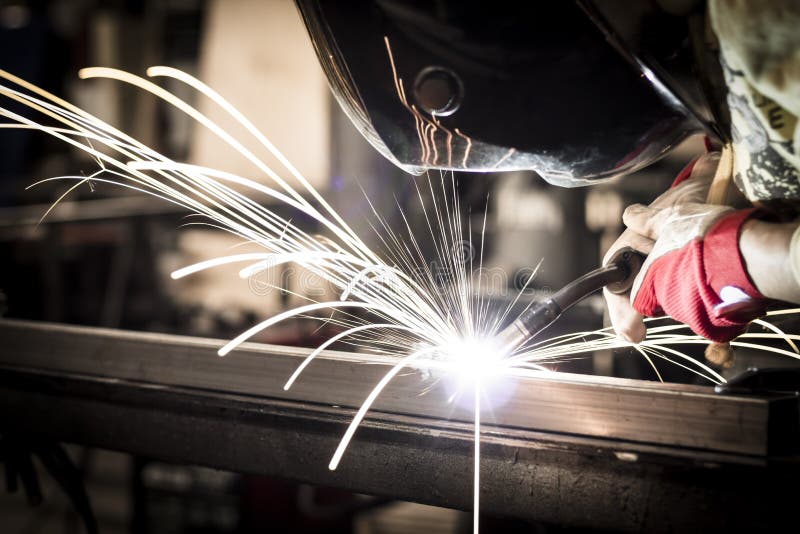 L'uomo d'acciaio di saldatura nell'industria.