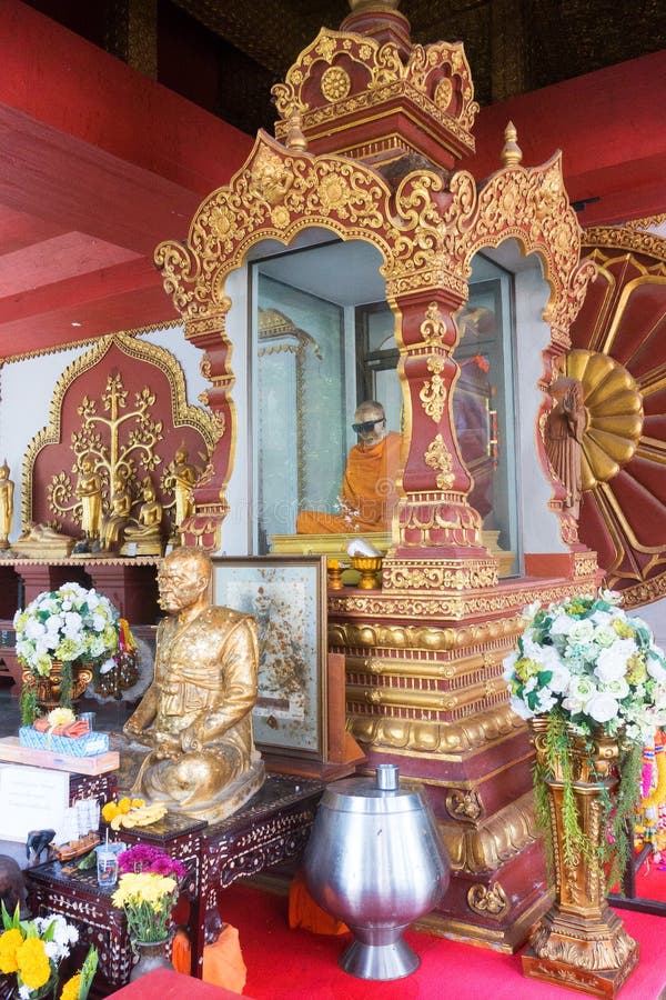 Welke Khunaram, Brijmonnik in Koh Samui in Wat Khunaram - Lamai-Strandaantrekkelijkheden Gemummificeerde monnik royalty-vrije stock fotografie Welke Khunaram, Brijmonnik in Koh Samui in Wat Khunaram - Lamai-Strandaantrekkelijkheden Gemummificeerde monnik royalty-vrije stock fotografie