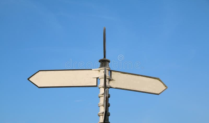 Welke manier? Het lege dubbel voorziet voor uw eigen woorden van wegwijzers stock afbeelding Welke manier? Het lege dubbel voorziet voor uw eigen woorden van wegwijzers stock afbeelding