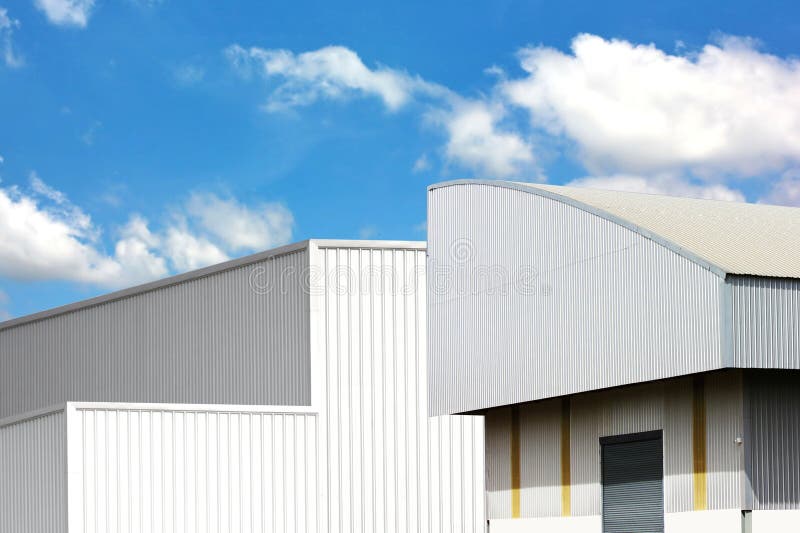 Wellblechkonstruktionshaus Außenkonstruktionsware aus Werkssicht auf blaue Wolkenform. Wellpappe stockbild