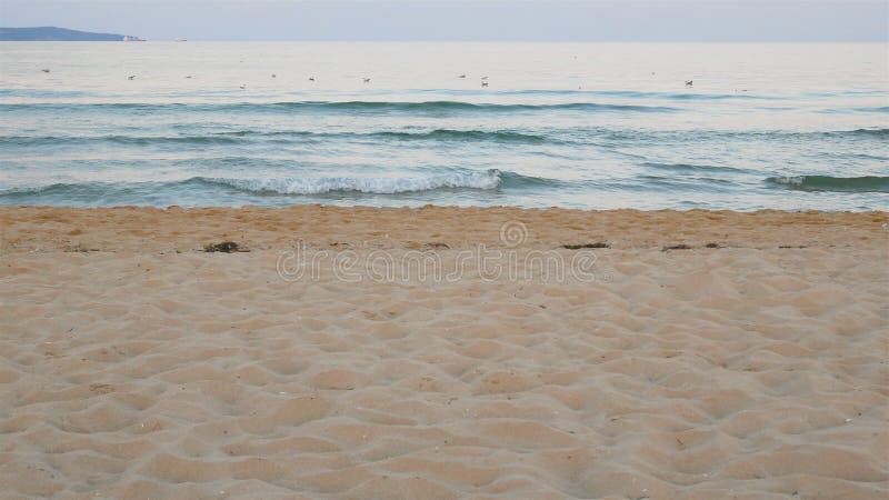 Welle auf Strandsandhintergrund