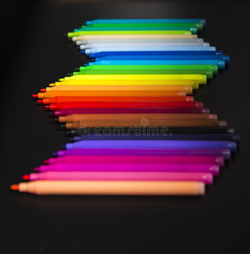 Welle des bunten magischen Herstellers auf schwarzem Hintergrund lizenzfreie stockfotografie Welle des bunten magischen Herstellers auf schwarzem Hintergrund lizenzfreie stockfotografie