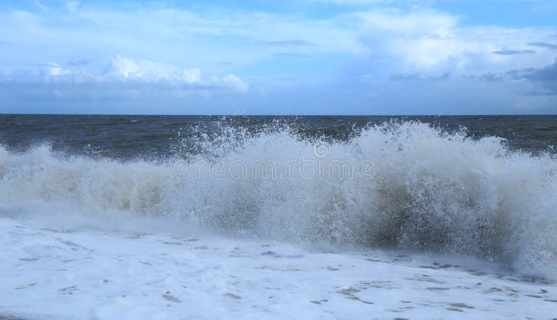Wellen auf einem Pebble Beach lizenzfreies stockfoto Wellen auf einem Pebble Beach lizenzfreies stockfoto