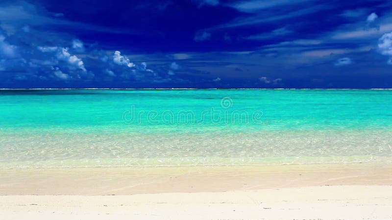Wellen auf einem verlassenen tropischen Strand, Koch Islands