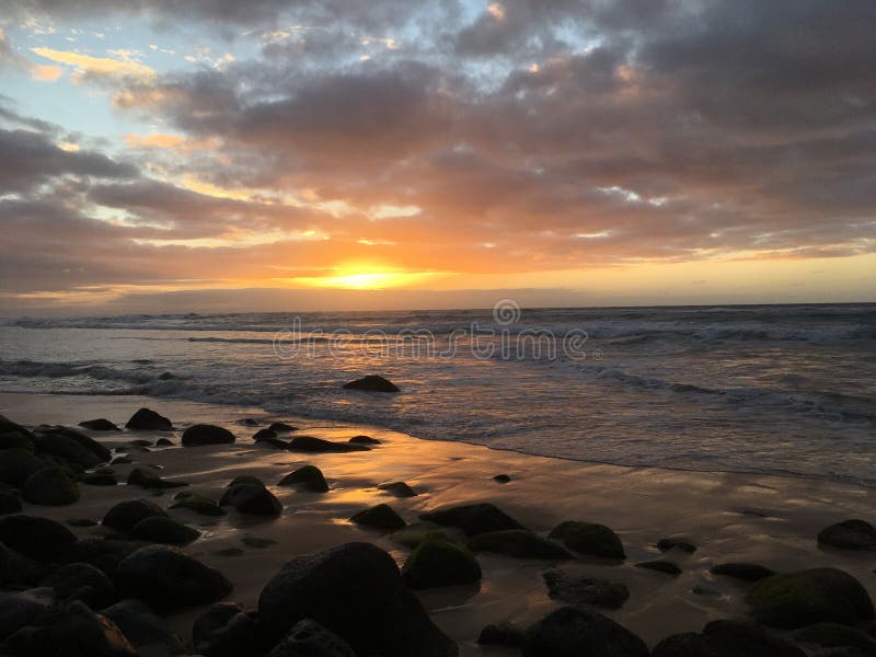 Wellen des Pazifischen Ozeans an Polihale-Strand während des Sonnenuntergangs auf Kauai-Insel, Hawaii stockbilder Wellen des Pazifischen Ozeans an Polihale-Strand während des Sonnenuntergangs auf Kauai-Insel, Hawaii stockbilder